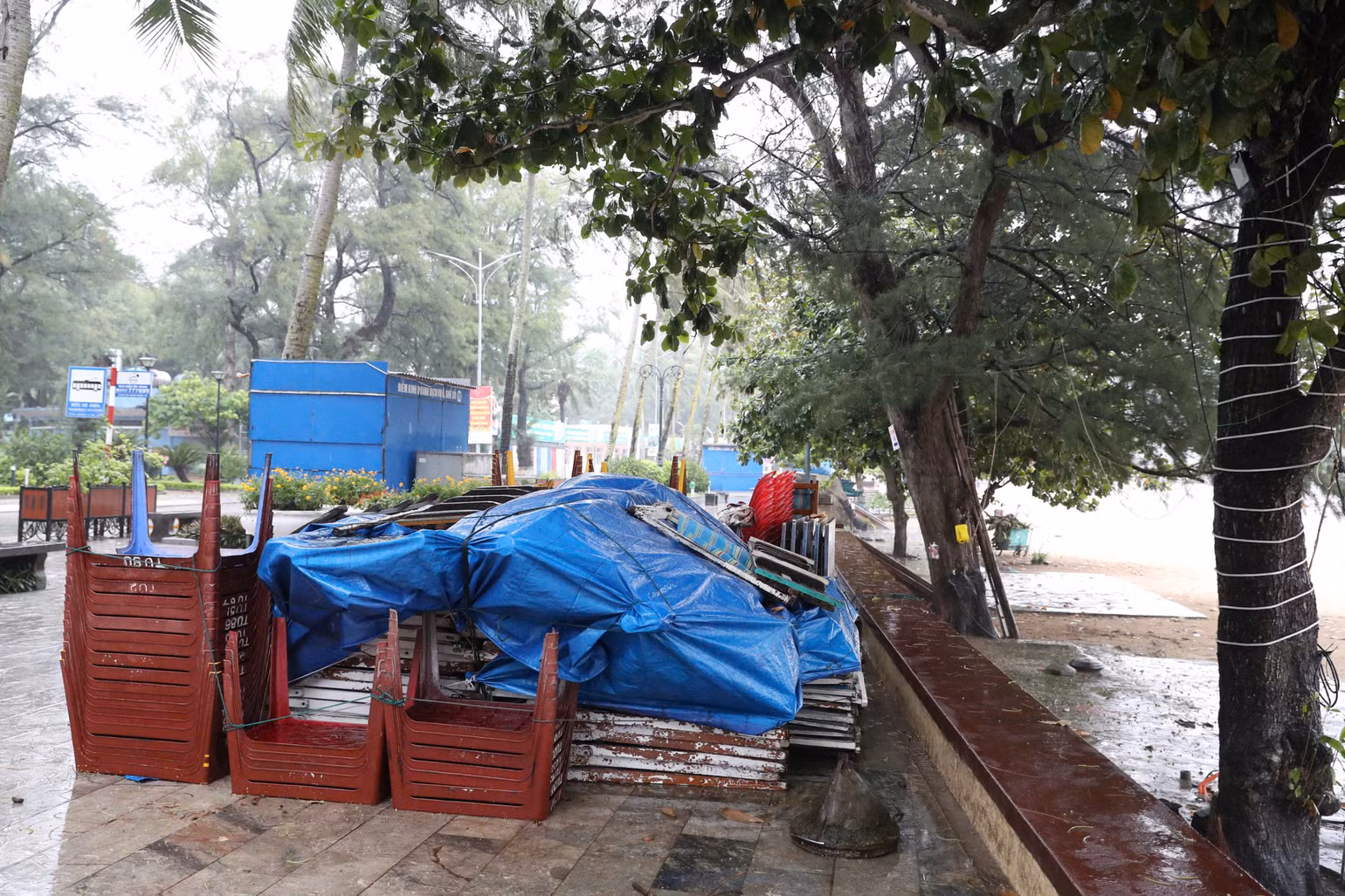 Các quán bán dọc biển Đồ Sơn đều đã buộc, chằng bàn, ghế cẩn thận. Các quán bán dọc biển Đồ Sơn đều đã buộc, chằng bàn, ghế cẩn thận.