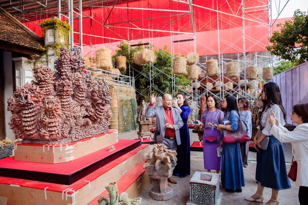 Triển lãm giới thiệu gần 200 tác phẩm gốm điêu khắc.
