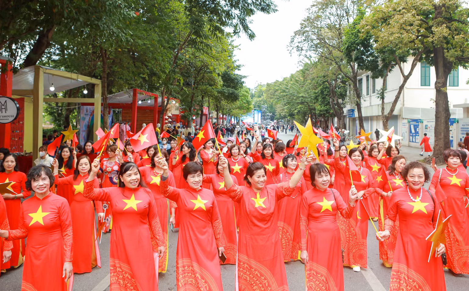 Các đại biểu trong trang phục áo dài tham gia sự kiện. Các đại biểu trong trang phục áo dài tham gia sự kiện.