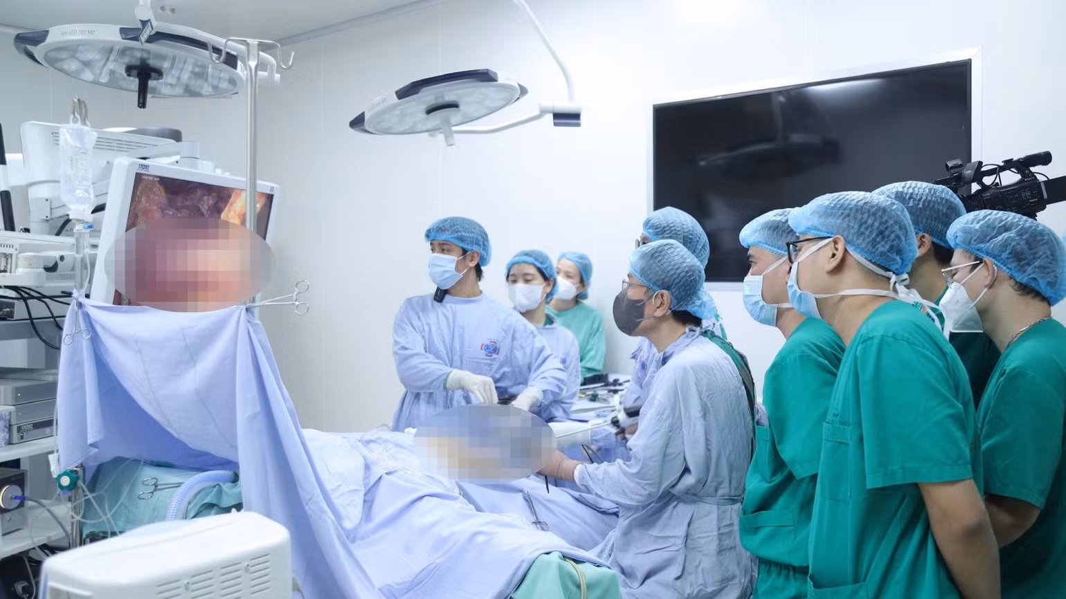 Các bác sĩ trình diễn một ca phẫu thuật ít xâm lấn ngay tại hội thảo. Các bác sĩ trình diễn một ca phẫu thuật ít xâm lấn ngay tại hội thảo.