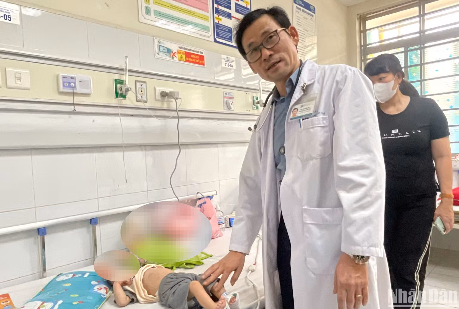 Tiến sĩ, bác sĩ Đỗ Thiện Hải khám cho bệnh nhi mắc sởi. Tiến sĩ, bác sĩ Đỗ Thiện Hải khám cho bệnh nhi mắc sởi.