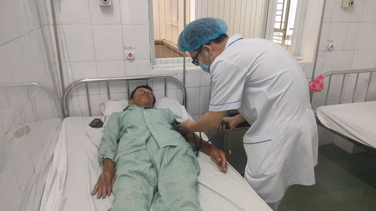 Bệnh nhân được đưa về bờ kịp thời, bảo toàn tính mạng.