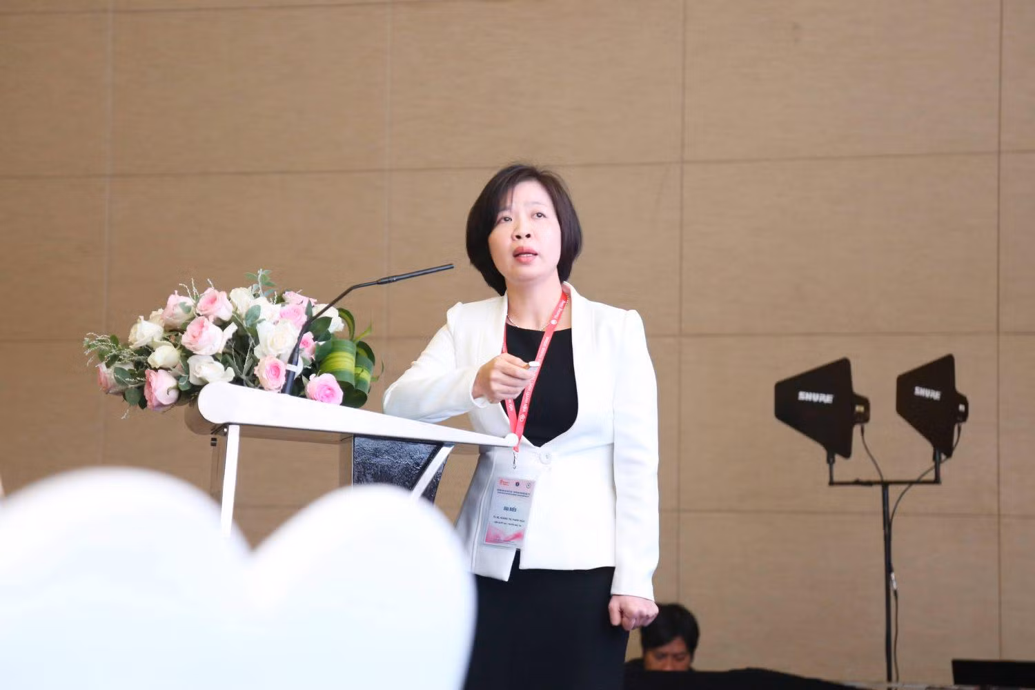 Tiến sĩ, bác sĩ Hoàng Thị Thanh Nga, Trưởng khoa Huyết thanh học nhóm máu, Viện Huyết học-Truyền máu Trung ương trình bày báo cáo tại hội nghị.