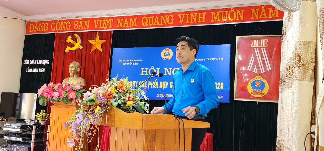 Đồng chí Tẩn Minh Long, Tỉnh ủy viên, Chủ tịch Liên đoàn Lao động tỉnh Điện Biên phát biểu tại lễ ký kết.