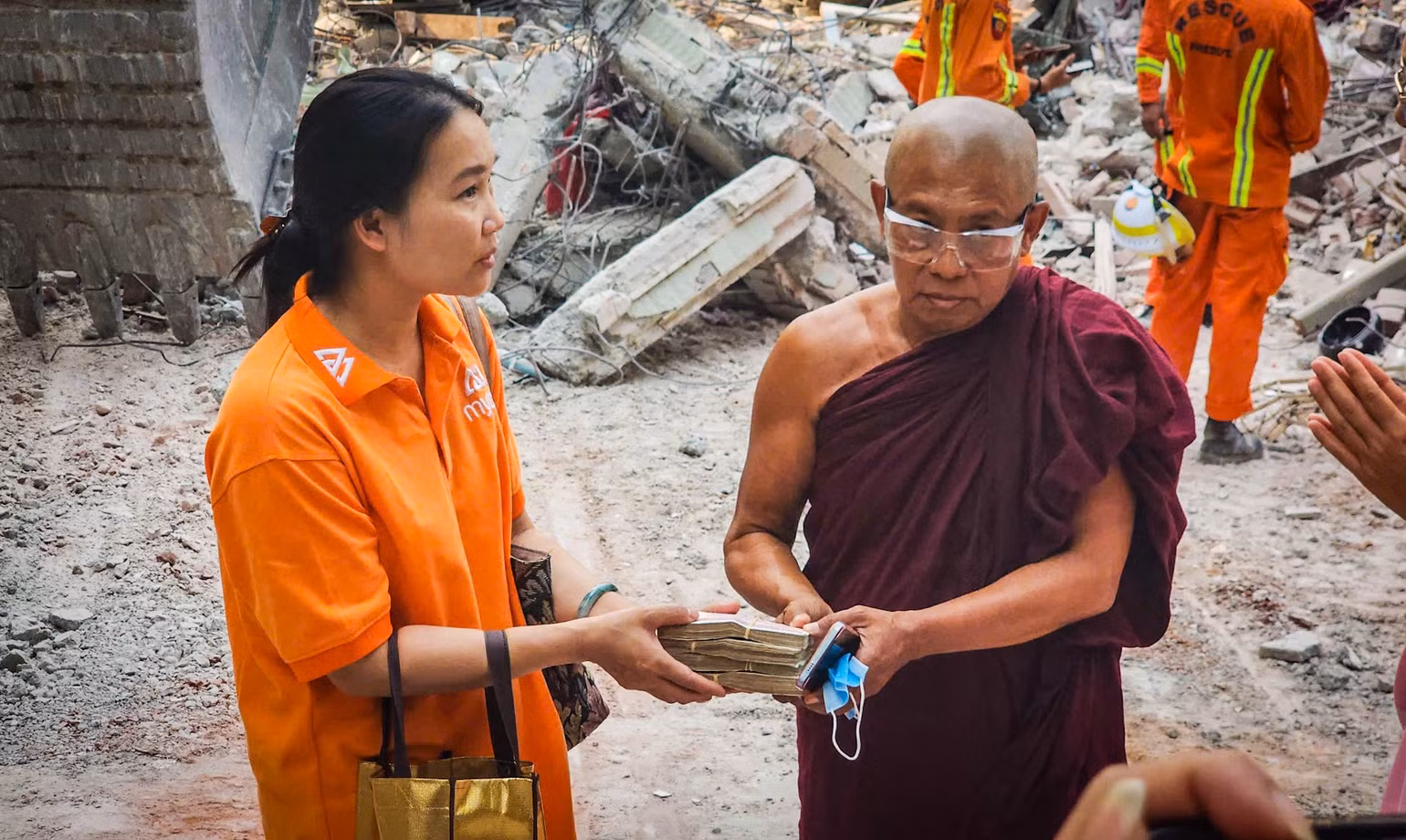 Chị Chu Thị Nguyệt trao quà, tiền hỗ trợ cho các nhà sư và người dân bị ảnh hưởng bởi động đất tại Sagaing - địa phương bị tàn phá nặng nề nhất. (Ảnh: THÀNH ĐẠT)