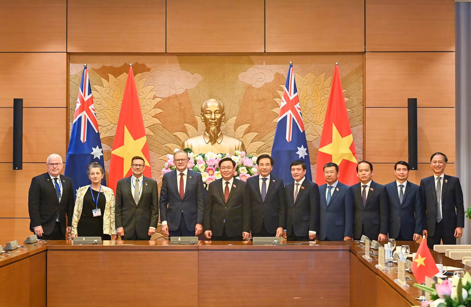 Chủ tịch Quốc hội Vương Đình Huệ và Thủ tướng Australia Anthony Albanese chụp ảnh lưu niệm với đại biểu hai nước tại buổi tiếp. (Ảnh: DUY LINH) Chủ tịch Quốc hội Vương Đình Huệ và Thủ tướng Australia Anthony Albanese chụp ảnh lưu niệm với đại biểu hai nước tại buổi tiếp. (Ảnh: DUY LINH)