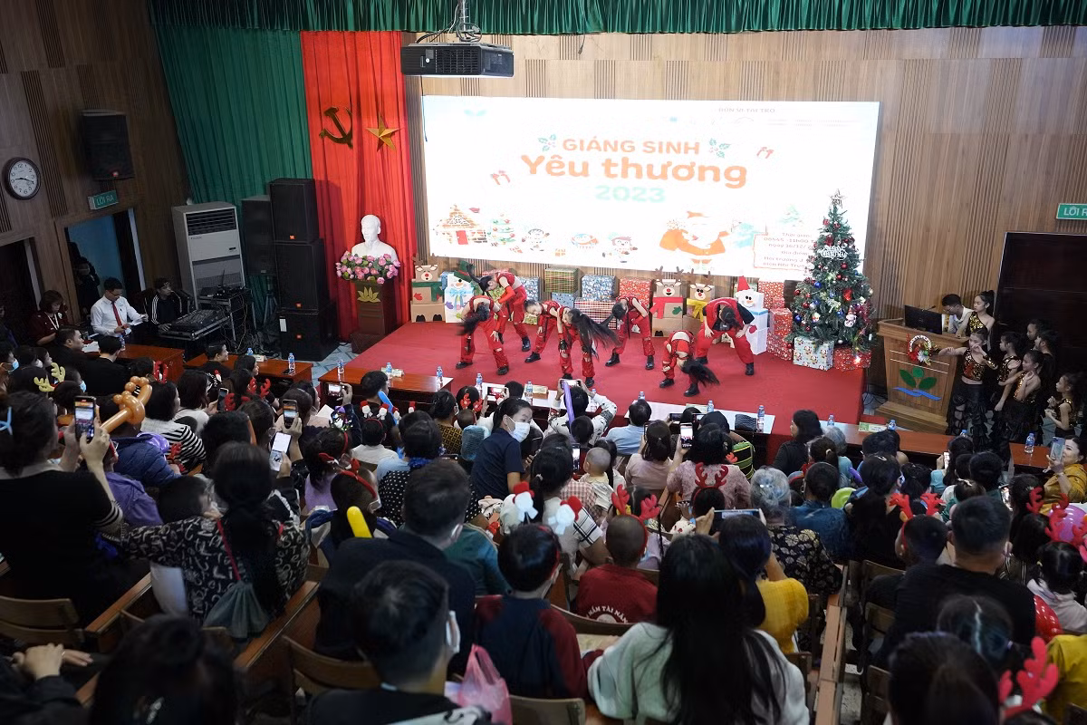 Nhiều em nhỏ lần đầu tiên được tham gia chương trình. Nhiều em nhỏ lần đầu tiên được tham gia chương trình.