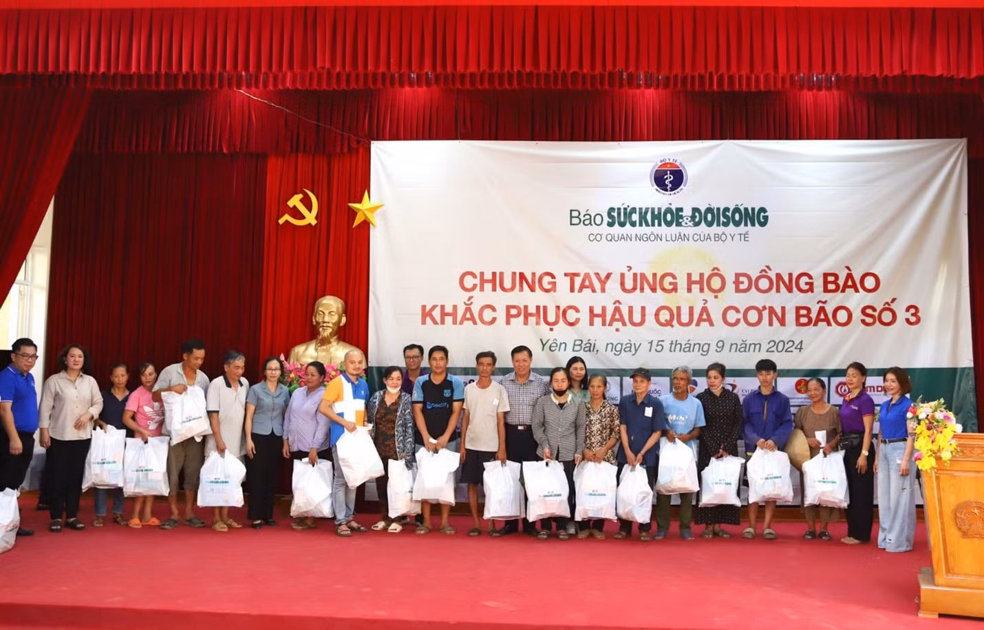 Chương trình Chung tay ủng hộ đồng bào khắc phục hậu quả cơn bão số 3 của Bộ Y tế đã trao tặng đến 156 hộ dân. Chương trình Chung tay ủng hộ đồng bào khắc phục hậu quả cơn bão số 3 của Bộ Y tế đã trao tặng đến 156 hộ dân.