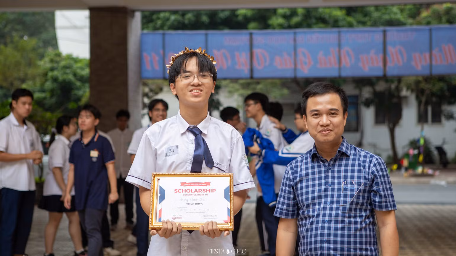 Thầy Phạm Minh Phương hiệu phó nhà trường trao giải cho thí sinh Hoàng Thanh Sơn - người thắng cuộc trong Khua Chiêng Vàng 2024 với chủ đề “Echo Of The Essence”. Thầy Phạm Minh Phương hiệu phó nhà trường trao giải cho thí sinh Hoàng Thanh Sơn - người thắng cuộc trong Khua Chiêng Vàng 2024 với chủ đề “Echo Of The Essence”.