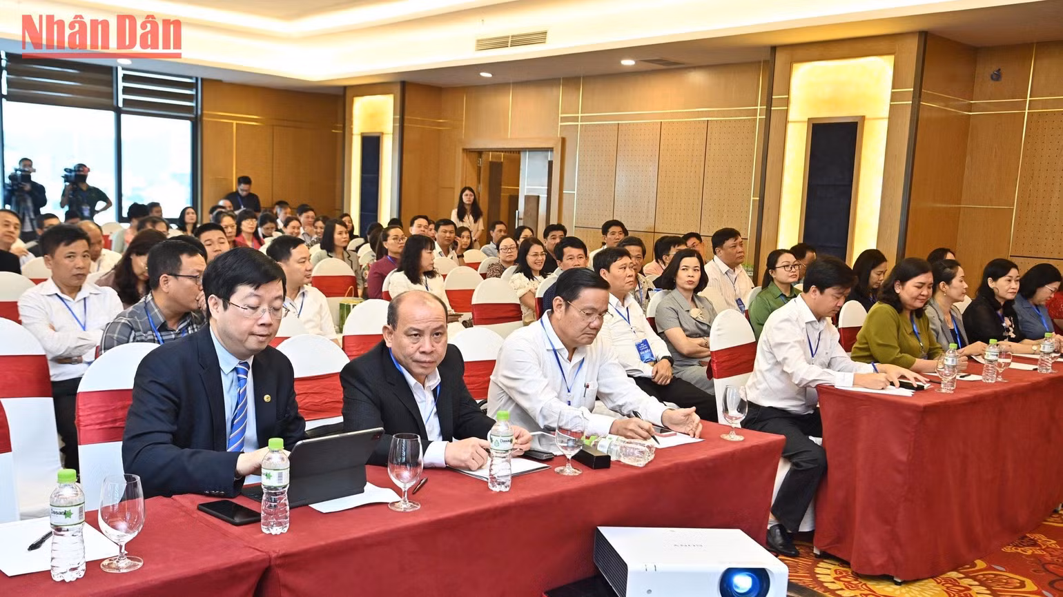Các diễn giả, đại biểu tham dự hội thảo. (Ảnh: Đăng Khoa)