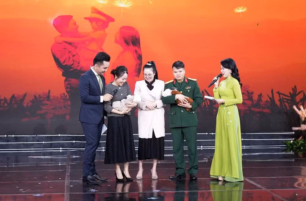 Gia đình Thiếu tá Hoàng Đức Cảnh và chị Đặng Thị Hoài Trang vừa đón chào cặp bé song sinh nhờ chương trình hỗ trợ làm IVF. Gia đình Thiếu tá Hoàng Đức Cảnh và chị Đặng Thị Hoài Trang vừa đón chào cặp bé song sinh nhờ chương trình hỗ trợ làm IVF.
