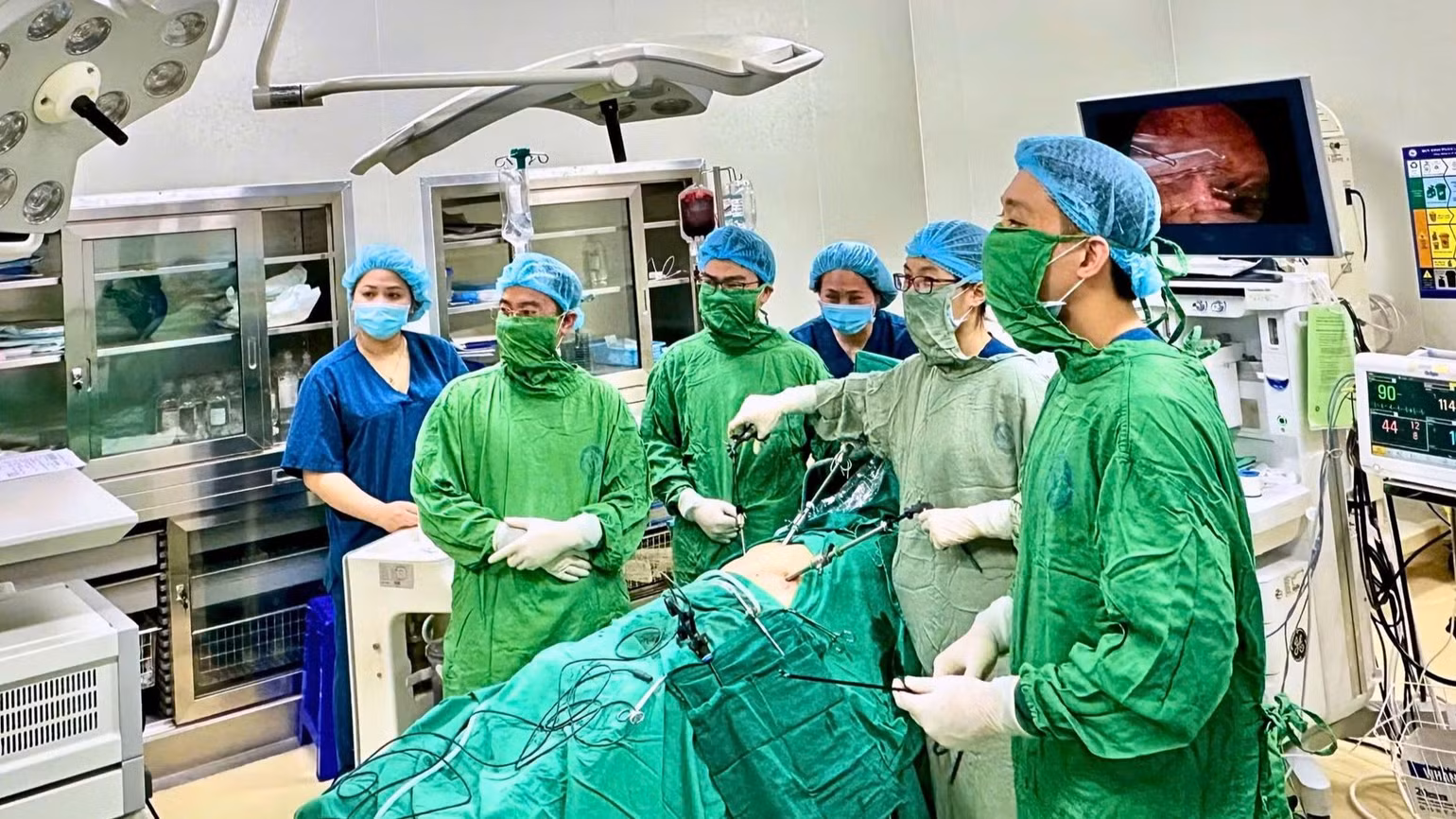 Bác sĩ phẫu thuật nội soi cấp cứu cho bệnh nhân. Bác sĩ phẫu thuật nội soi cấp cứu cho bệnh nhân.