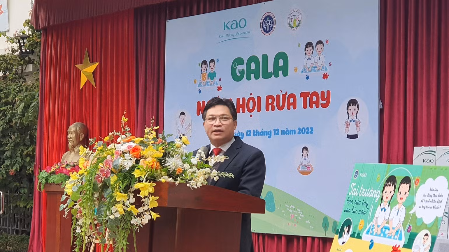 PGS, TS Nguyễn Đăng Vững, Phó Viện trưởng Viện Đào tạo Y học dự phòng và y tế công cộng, Đại học Y Hà Nội tuyên truyền cho các em học sinh hiểu về việc giữ gìn bàn tay sạch. PGS, TS Nguyễn Đăng Vững, Phó Viện trưởng Viện Đào tạo Y học dự phòng và y tế công cộng, Đại học Y Hà Nội tuyên truyền cho các em học sinh hiểu về việc giữ gìn bàn tay sạch.