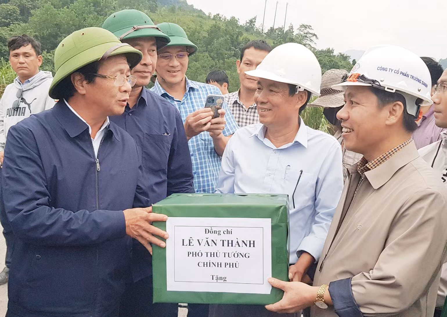 Phó Thủ tướng Lê Văn Thành tặng quà động viên đơn vị thi công. Phó Thủ tướng Lê Văn Thành tặng quà động viên đơn vị thi công.