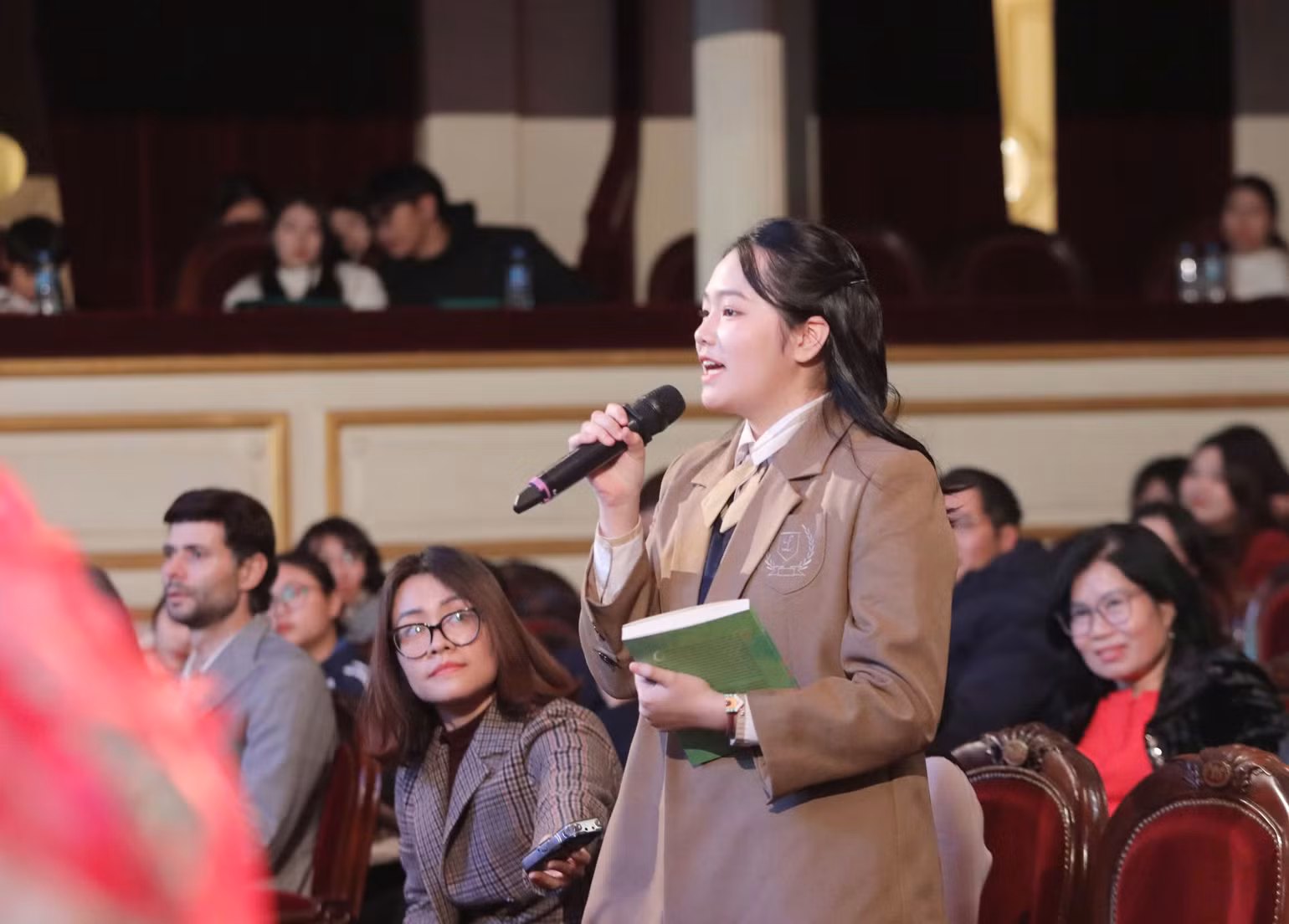 Em Lê Ái Minh (học sinh lớp 7, Trường THCS Thái Thịnh) bày tỏ cảm xúc khi được đọc cuốn sách. (Ảnh: KHIẾU MINH) Em Lê Ái Minh (học sinh lớp 7, Trường THCS Thái Thịnh) bày tỏ cảm xúc khi được đọc cuốn sách. (Ảnh: KHIẾU MINH)