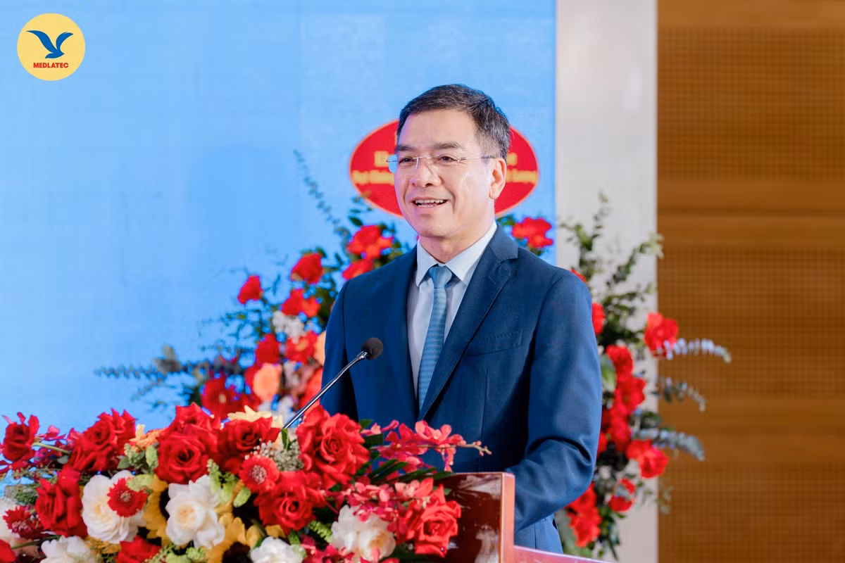 Tiến sĩ, bác sĩ Hà Anh Đức, Cục trưởng Cục Quản lý khám, chữa bệnh (Bộ Y tế) phát biểu chúc mừng Medlatec trở thành đơn vị y tế đầu tiên tại Việt Nam đón nhận ISO 15189:2022 lĩnh vực chẩn đoán hình ảnh. Tiến sĩ, bác sĩ Hà Anh Đức, Cục trưởng Cục Quản lý khám, chữa bệnh (Bộ Y tế) phát biểu chúc mừng Medlatec trở thành đơn vị y tế đầu tiên tại Việt Nam đón nhận ISO 15189:2022 lĩnh vực chẩn đoán hình ảnh.