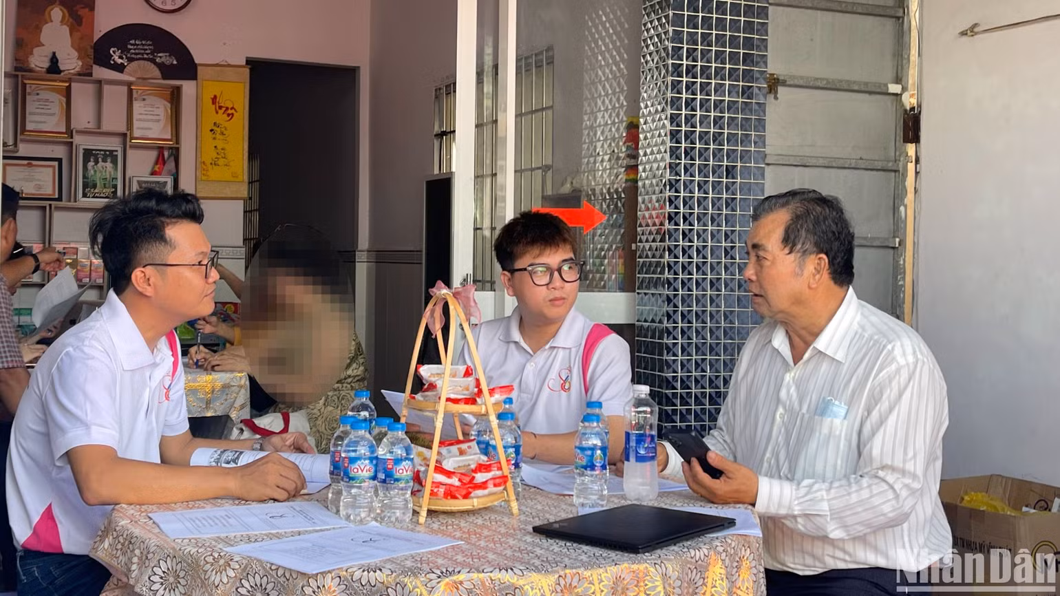 Bác sĩ chuyên khoa 2 Võ Công Đoàn, Phó Giám đốc Trung tâm Kiểm soát bệnh tật (CDC) Đồng Tháp (bên phải) trao đổi với các bạn trẻ của Doanh nghiệp tư nhân S66.