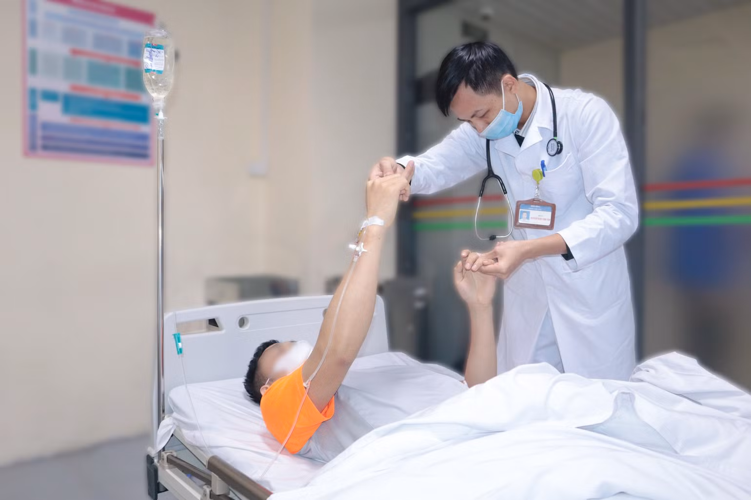 Bệnh nhân được điều trị qua giai đoạn nguy kịch. Bệnh nhân được điều trị qua giai đoạn nguy kịch.