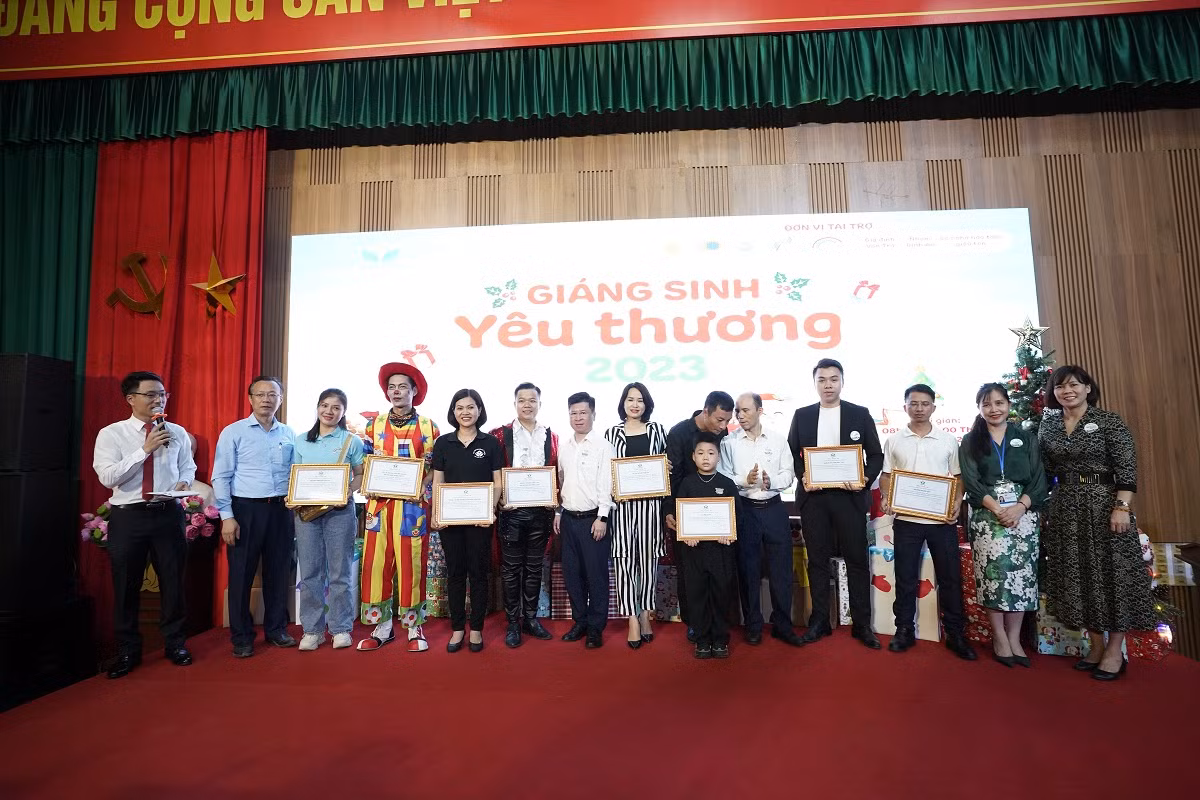 Lãnh đạo Bệnh viện Nhi Trung ương cảm ơn các nhà tài trợ, các nghệ sĩ tham gia biểu diễn tại chương trình. Lãnh đạo Bệnh viện Nhi Trung ương cảm ơn các nhà tài trợ, các nghệ sĩ tham gia biểu diễn tại chương trình.