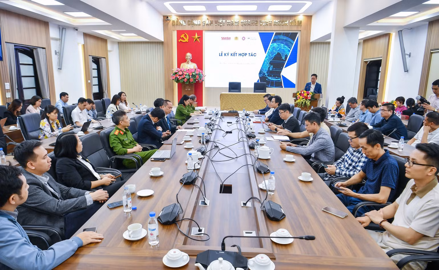 Toàn cảnh lễ ký kết.