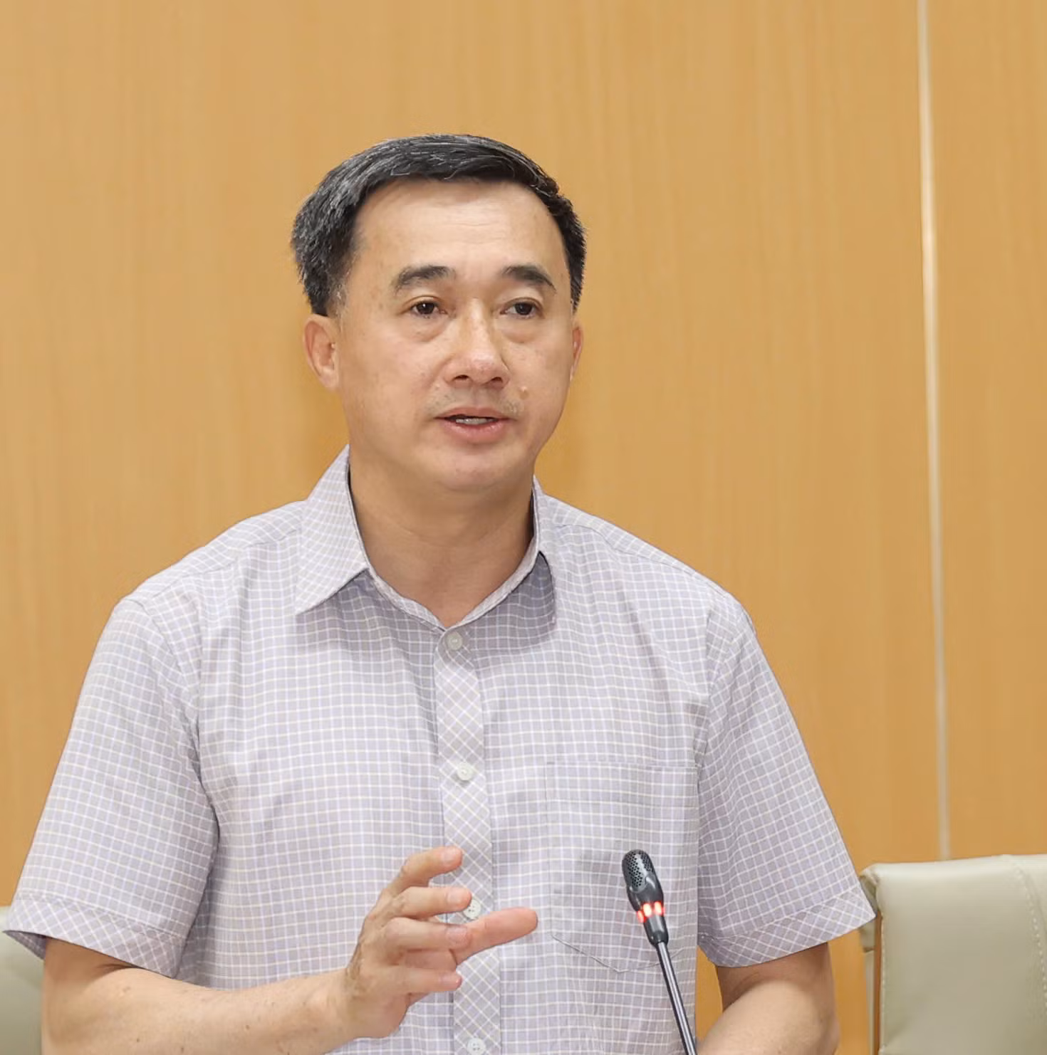Giáo sư, Tiến sĩ Trần Văn Thuấn, Thứ trưởng Y tế, Chủ tịch Hội đồng Y khoa Quốc gia. Giáo sư, Tiến sĩ Trần Văn Thuấn, Thứ trưởng Y tế, Chủ tịch Hội đồng Y khoa Quốc gia.