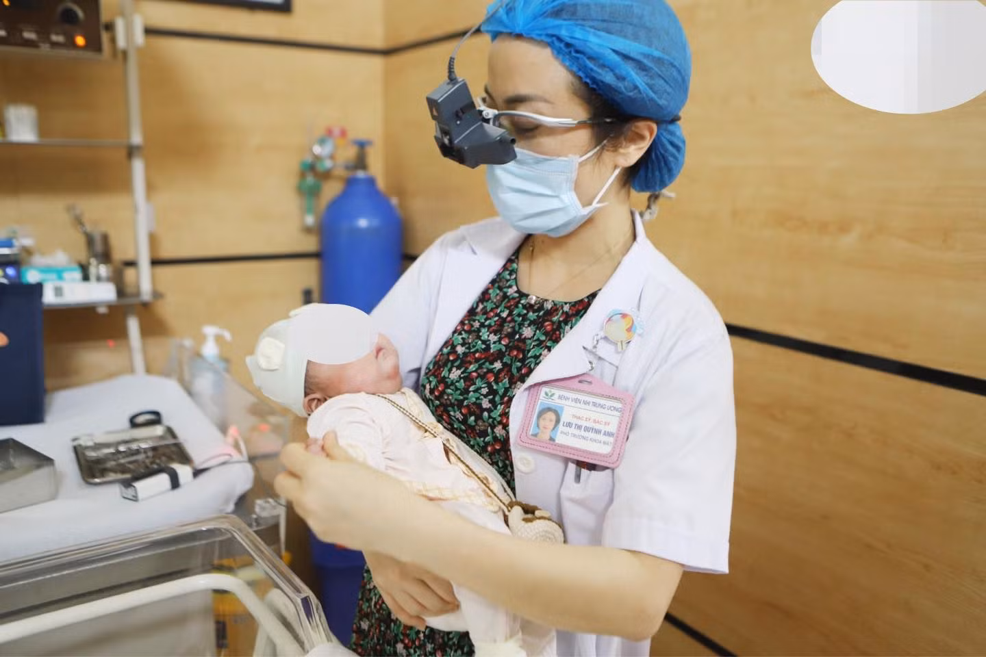 Em bé được chăm sóc đặc biệt trong 90 ngày.