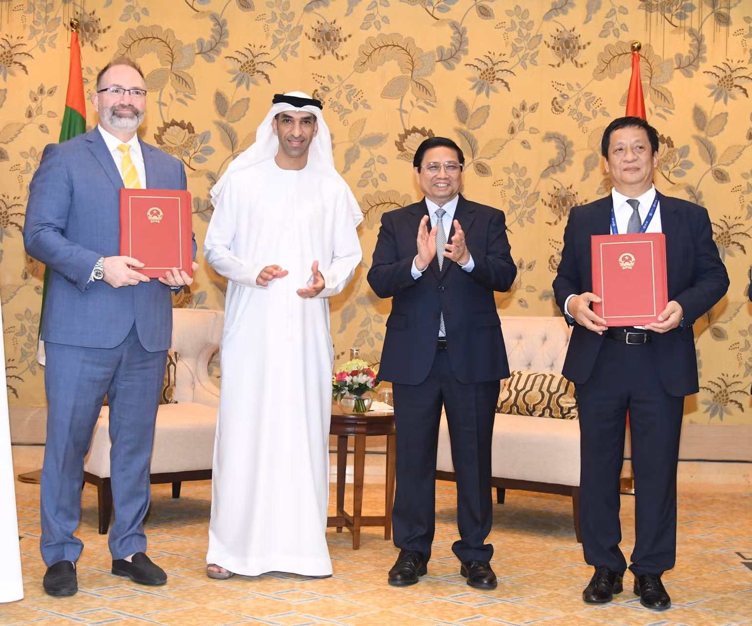 Thủ tướng Phạm Minh Chính và Quốc vụ khanh UAE chứng kiến lễ trao các văn kiện hợp tác. Thủ tướng Phạm Minh Chính và Quốc vụ khanh UAE chứng kiến lễ trao các văn kiện hợp tác.