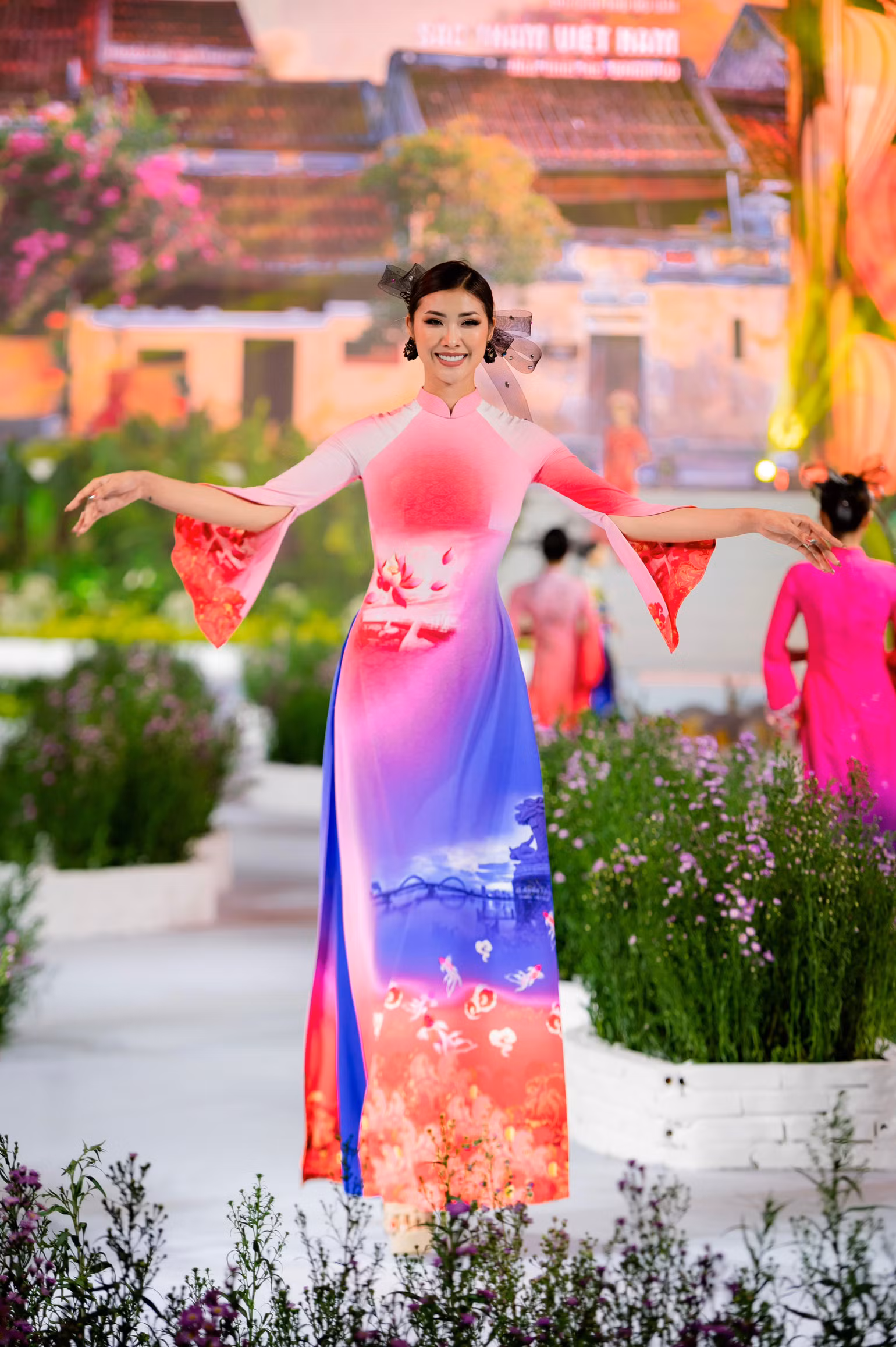 Tường Vy - Miss Tourism World 2019 - Hoa hậu Du lịch Thế giới 2019 trong tà áo dài hình ảnh Đà Nẵng.