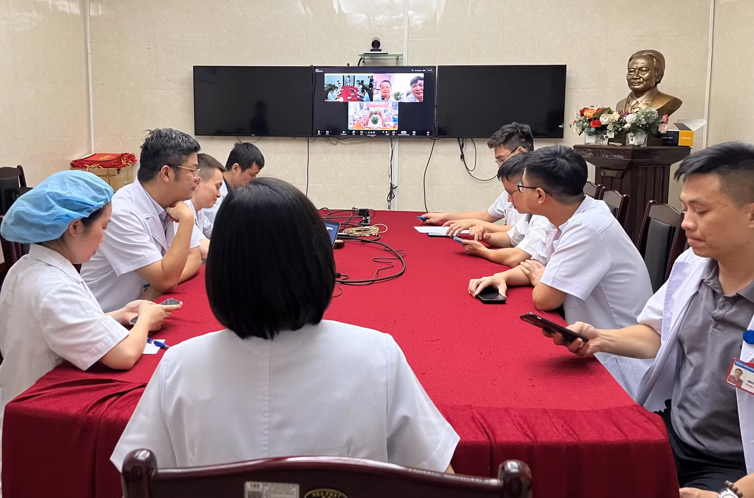 Hội chẩn cấp cứu bệnh nhân nữ bị vùi lấp dưới đống đổ nát tại thị trấn Văn Yên, Yên Bái.