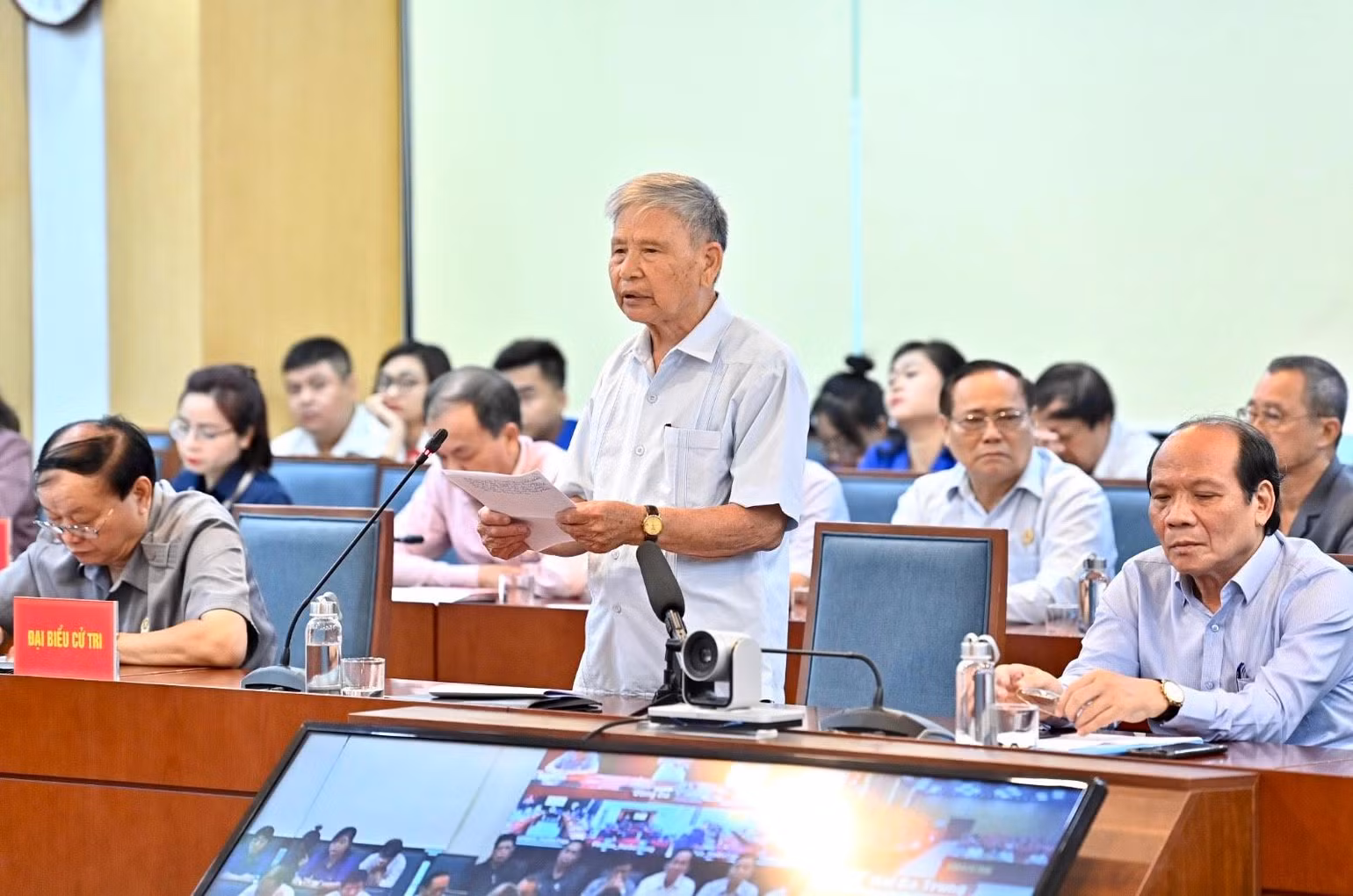 Cử tri quận Đống Đa phát biểu kiến nghị với các đại biểu Quốc hội thành phố Hà Nội. Cử tri quận Đống Đa phát biểu kiến nghị với các đại biểu Quốc hội thành phố Hà Nội.