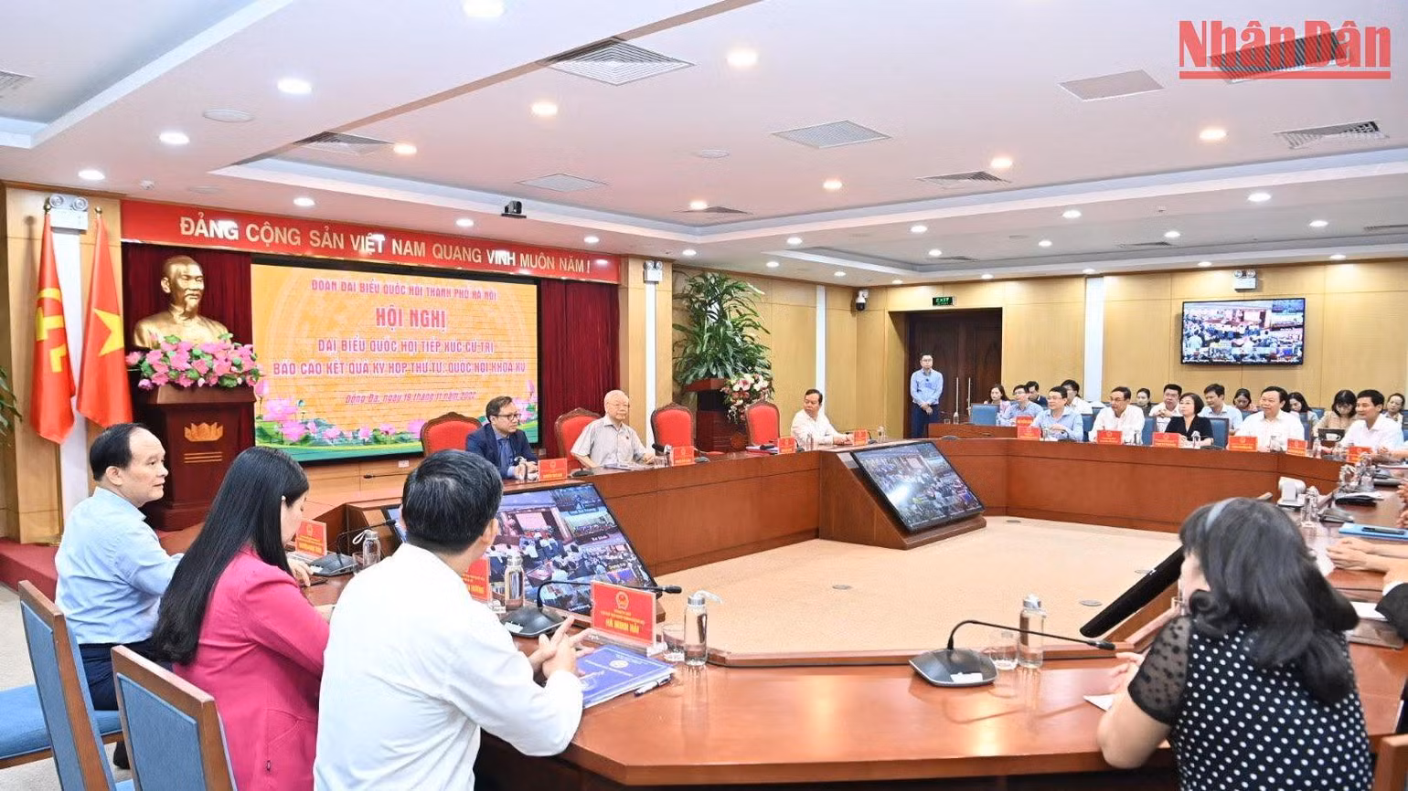 Quang cảnh hội nghị tiếp xúc cử tri đơn vị bầu cử số 1, thành phố Hà Nội. Quang cảnh hội nghị tiếp xúc cử tri đơn vị bầu cử số 1, thành phố Hà Nội.