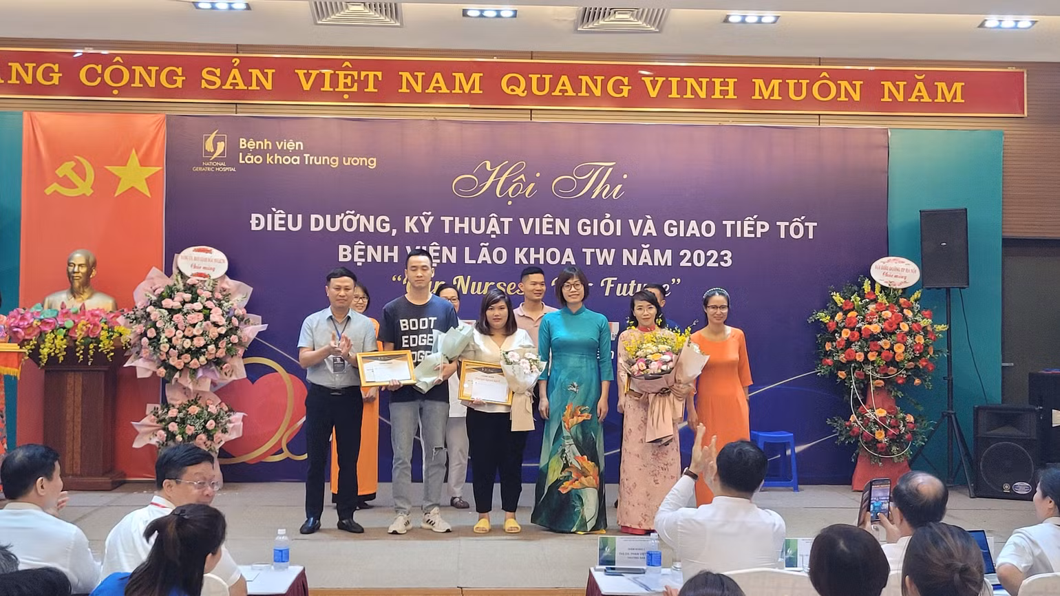 Trao bằng khen cho các đơn vị. Trao bằng khen cho các đơn vị.
