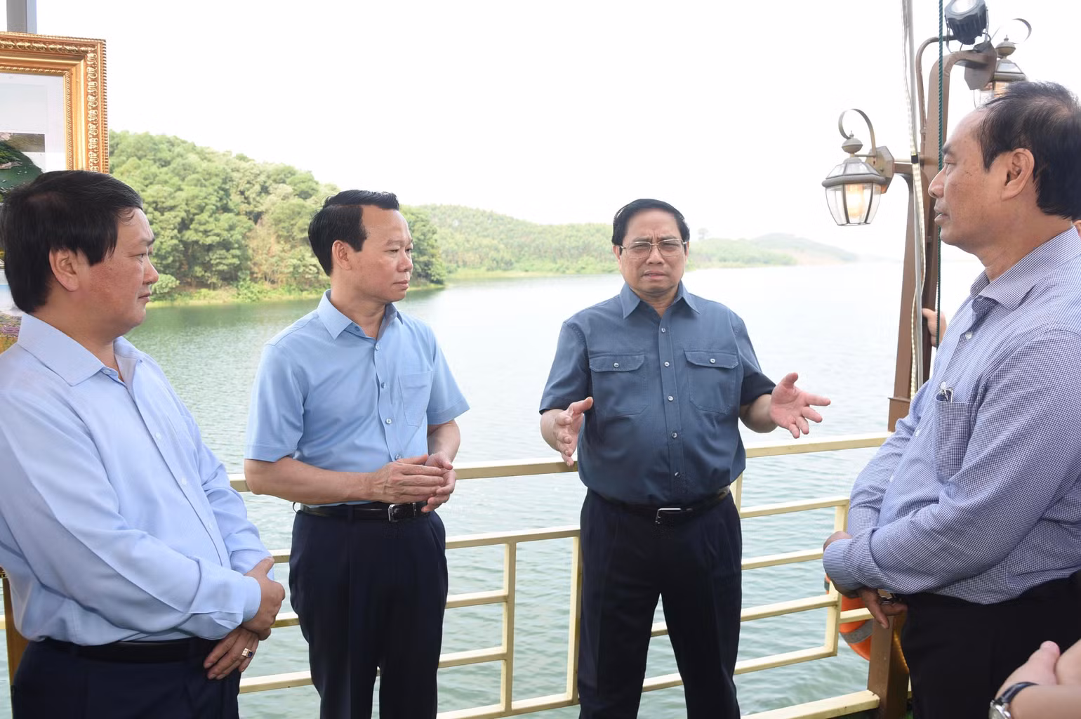 Thủ tướng Phạm Minh Chính trao đổi với các thành viên trong đoàn công tác tại khu du lịch quốc gia hồ Thác Bà.