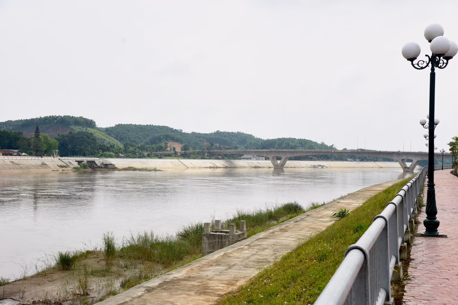 Đoạn sông Hồng qua thành phố Yên Bái.