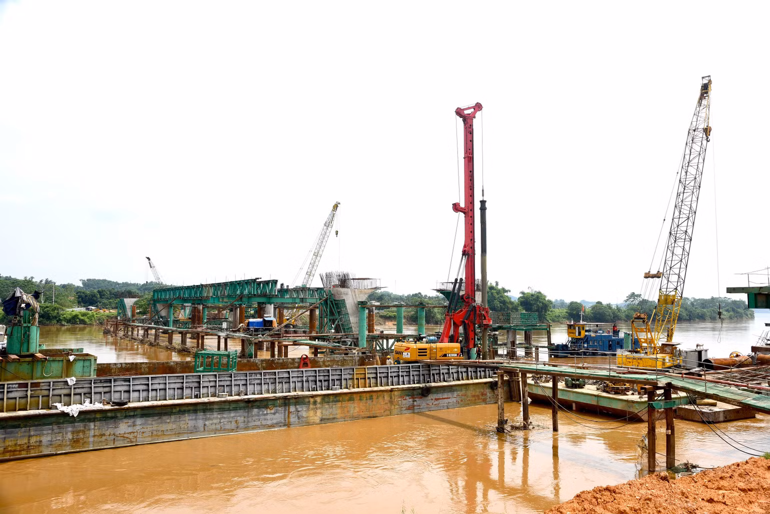 Dự án cầu Giới Phiên, thành phố Yên Bái đang trong quá trình thi công.