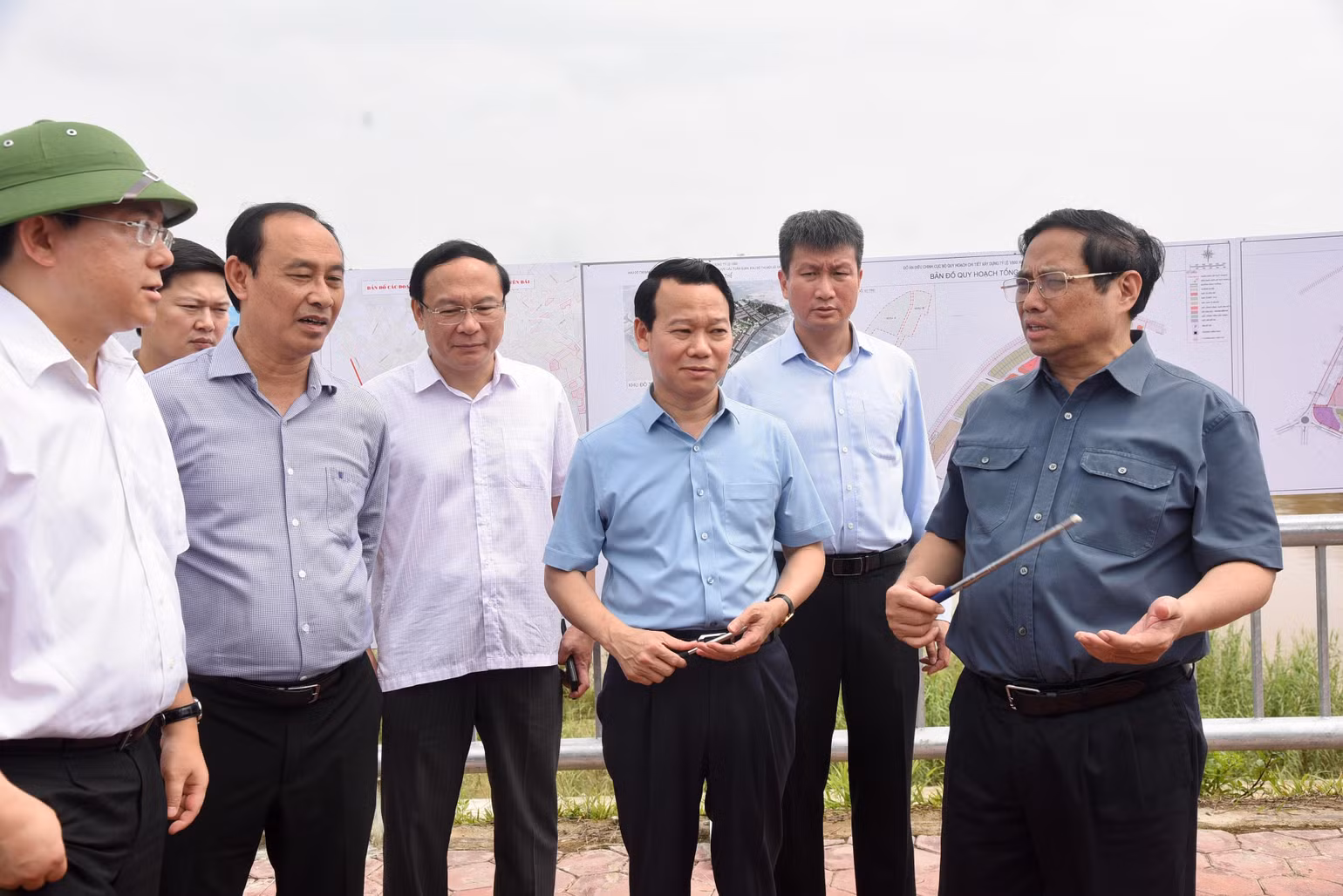 Thủ tướng Phạm Minh Chính khảo sát đoạn kè sông Hồng qua thành phố Yên Bái.