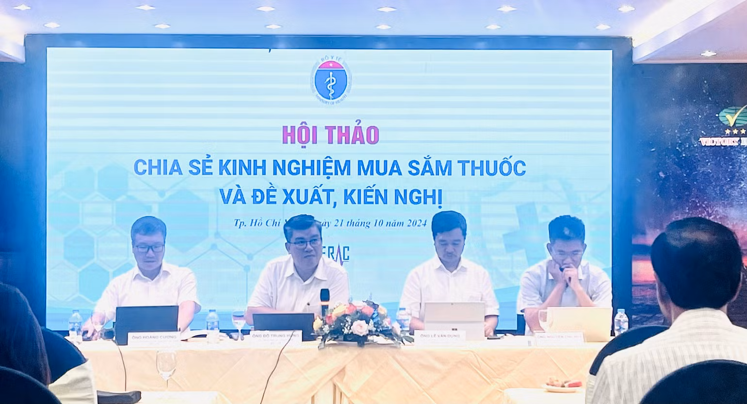 Đại diện lãnh đạo các cục, vụ của Bộ Y tế giải đáp thắc mắc cho các cơ sở y tế phía nam. Đại diện lãnh đạo các cục, vụ của Bộ Y tế giải đáp thắc mắc cho các cơ sở y tế phía nam.