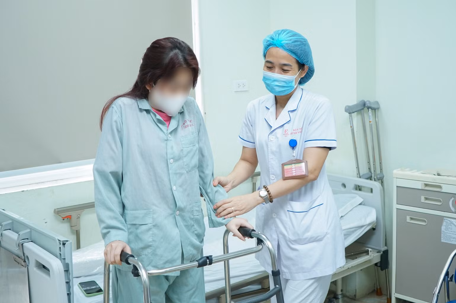 Bệnh nhân đang tập đi lại sau phẫu thuật thay khớp háng.
