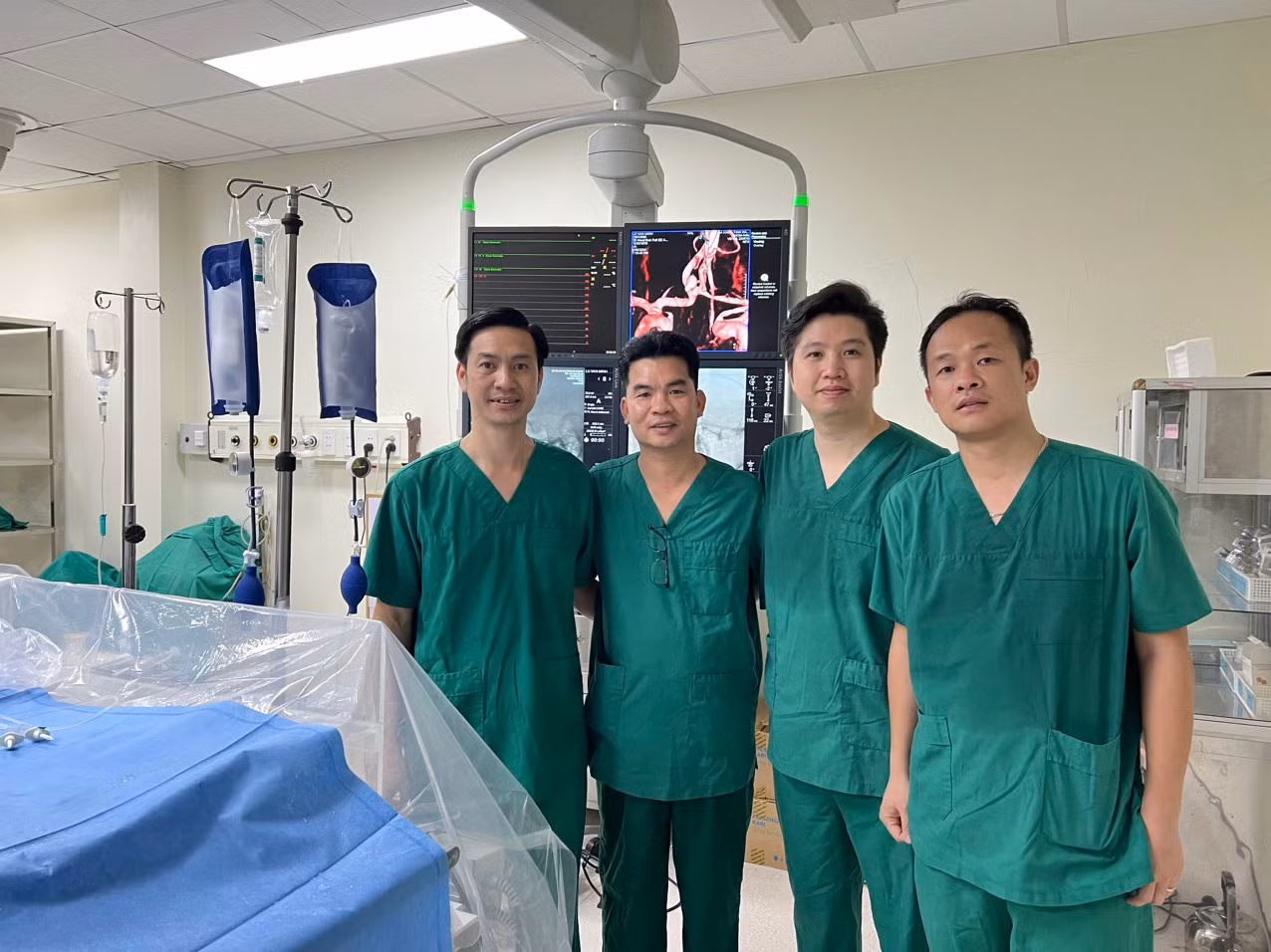 Kíp bác sĩ Bệnh viện đa khoa tỉnh Hà Giang thực hiện kỹ thuật ngày 31/5.