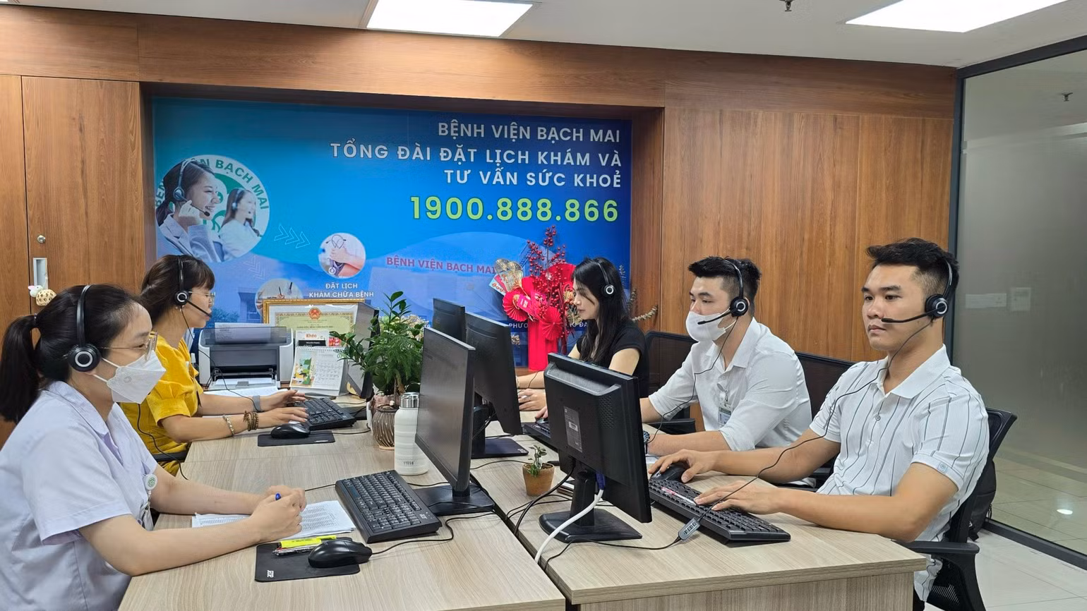Tổng đài hoạt động 24/24 giờ.