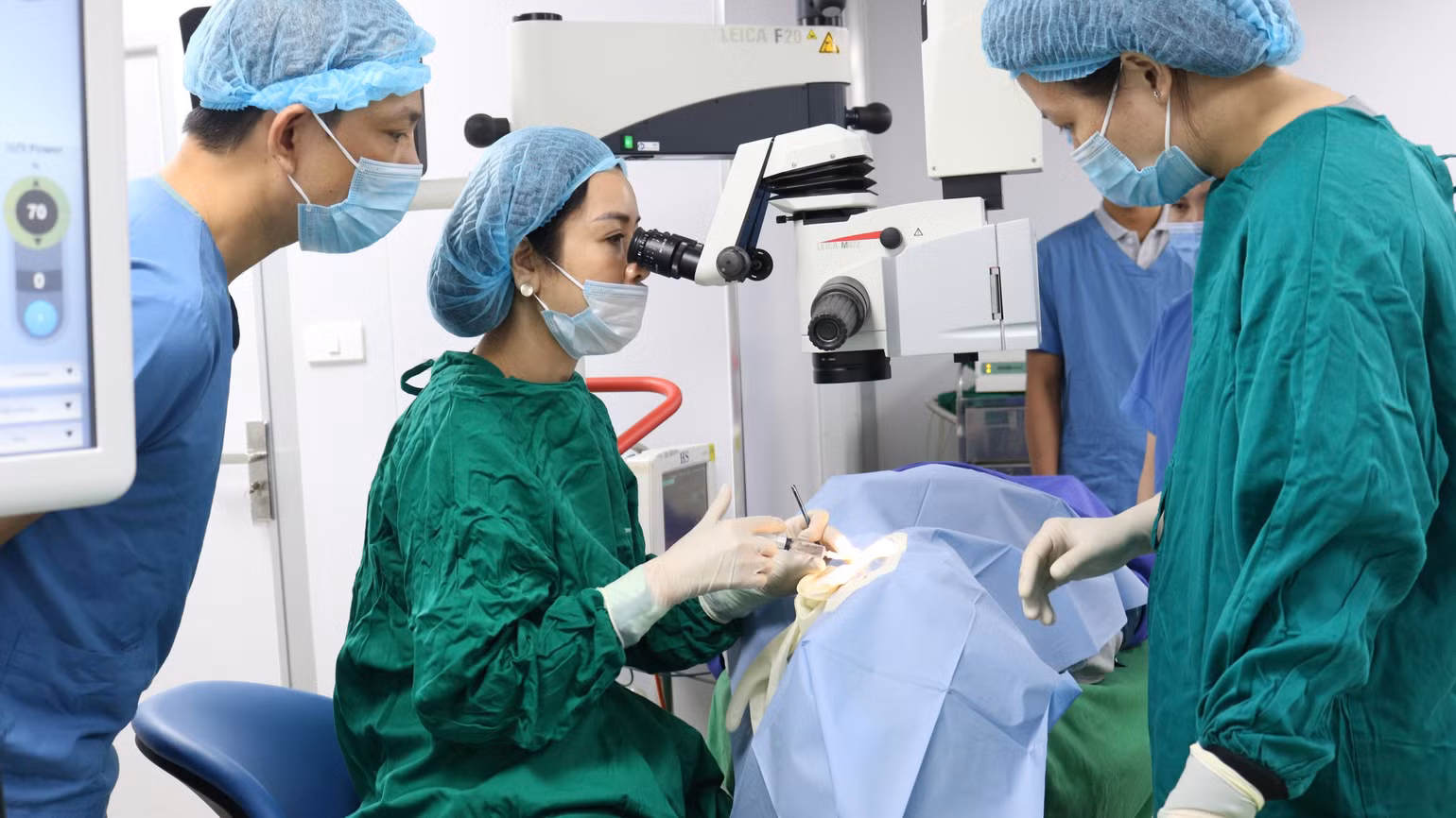 Thạc sĩ Đinh Phương Thủy trực tiếp mổ cho bệnh nhân. Thạc sĩ Đinh Phương Thủy trực tiếp mổ cho bệnh nhân.