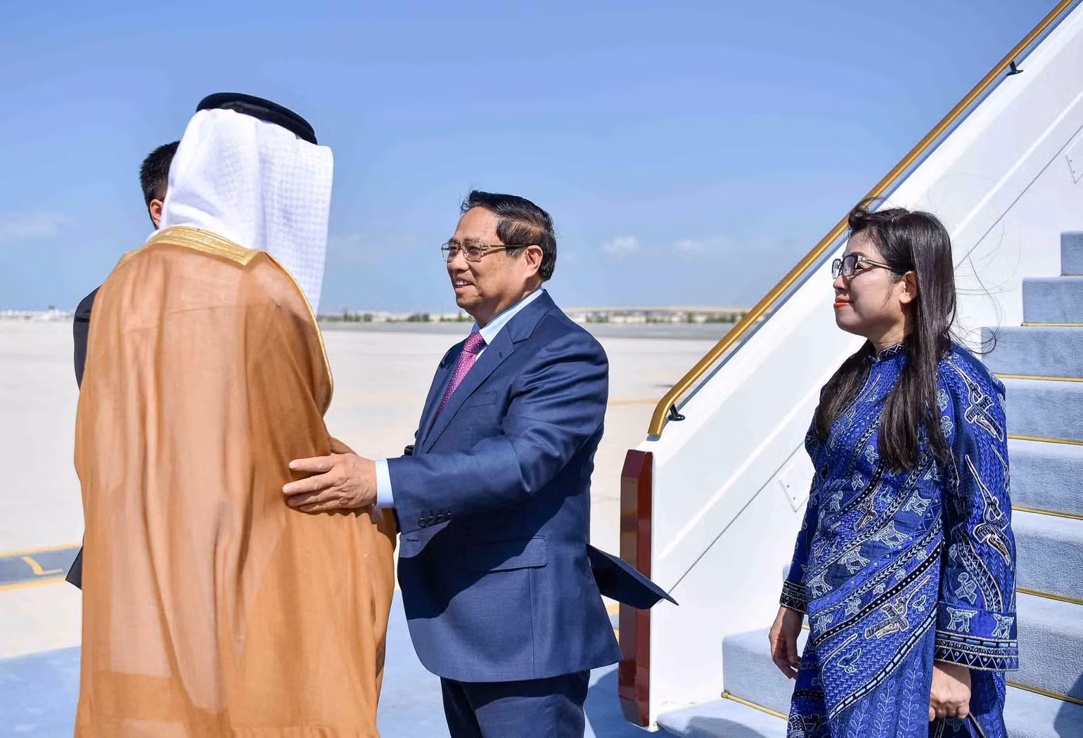 Tại cuộc gặp ngắn với các quan chức UAE ngay tại sân bay, Thủ tướng Phạm Minh Chính bày tỏ vui mừng được đến thăm UAE. (Ảnh: NGUYỄN HỒNG)
