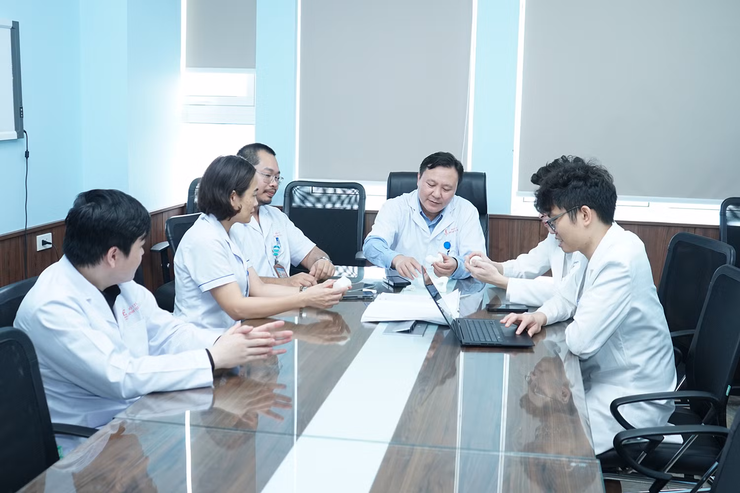 Các bác sĩ hội chẩn phẫu thuật cho bệnh nhân.