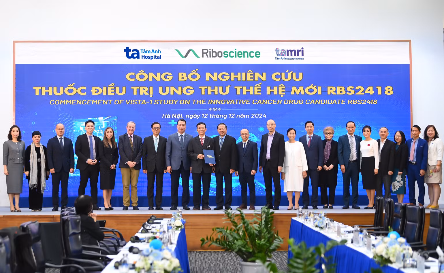Tiến sĩ Nguyễn Ngô Quang, Cục trưởng Cục Khoa học Công nghệ và Đào tạo, Bộ Y tế cho biết, đây là nghiên cứu thử nghiệm lâm sàng pha 2A đầu tiên và duy nhất trong thuốc điều trị bệnh lý ung thư tại Việt Nam tính đến thời điểm này, Tiến sĩ Nguyễn Ngô Quang, Cục trưởng Cục Khoa học Công nghệ và Đào tạo, Bộ Y tế cho biết, đây là nghiên cứu thử nghiệm lâm sàng pha 2A đầu tiên và duy nhất trong thuốc điều trị bệnh lý ung thư tại Việt Nam tính đến thời điểm này,