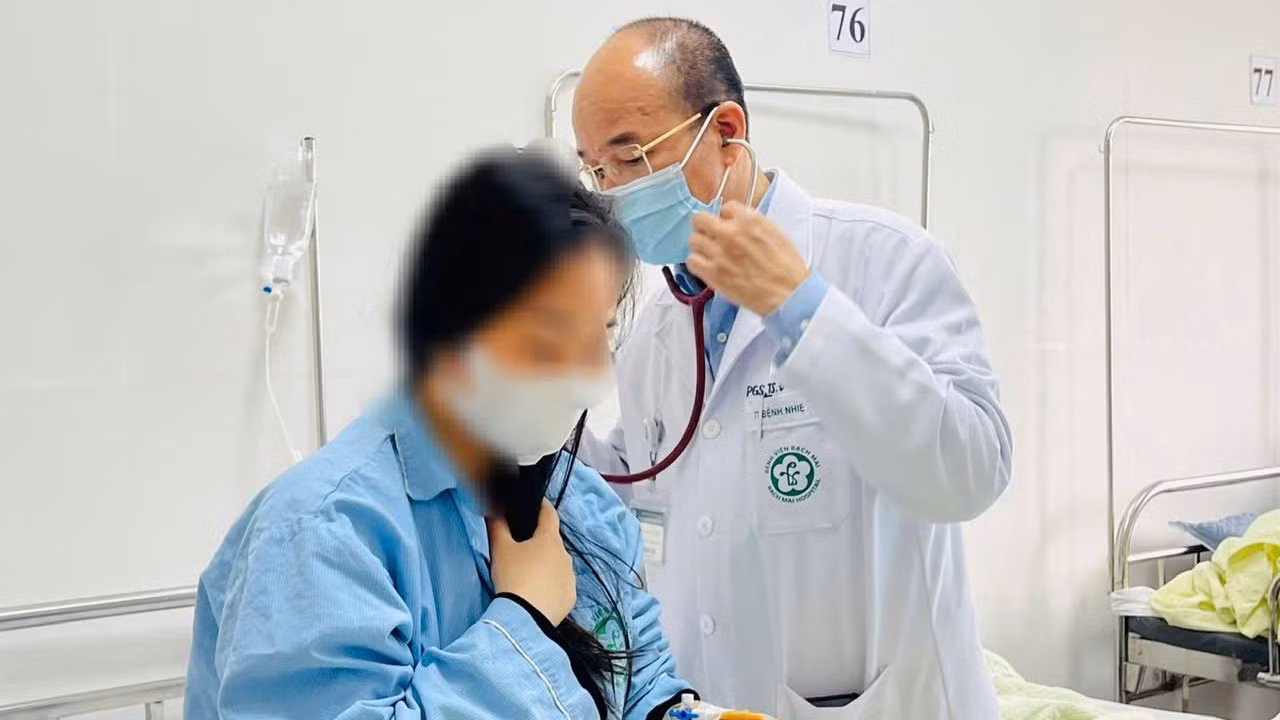 Phó Giáo sư, Tiến sĩ Đỗ Duy Cường, Giám đốc Trung tâm Bệnh Nhiệt đới, Bệnh viện Bạch Mai khám cho sản phụ mắc cúm. Phó Giáo sư, Tiến sĩ Đỗ Duy Cường, Giám đốc Trung tâm Bệnh Nhiệt đới, Bệnh viện Bạch Mai khám cho sản phụ mắc cúm.