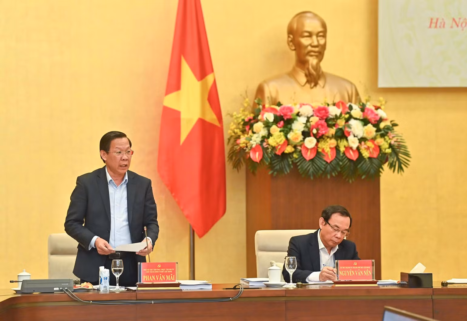 Chủ tịch UBND thành phố Hồ Chí Minh Phan Văn Mãi trình bày báo cáo tại buổi làm việc. (Ảnh: DUY LINH)