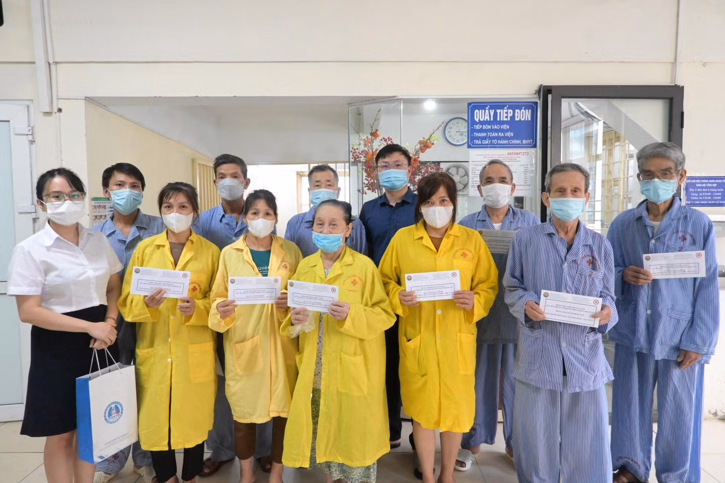 Bệnh viện Phổi Trung ương tặng quà bệnh nhân là các thương binh, gia đình liệt sĩ, người có hoàn cảnh khó khăn.