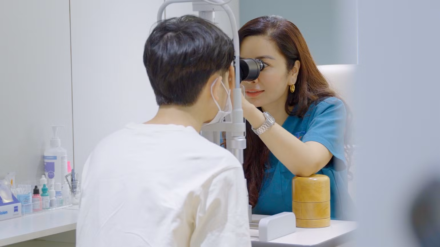 Thạc sĩ, bác sĩ Đinh Thị Phương Thủy, Giám đốc điều hành Bệnh viện Đông Đô khám cho bệnh nhân Chu Anh Kiệt. Thạc sĩ, bác sĩ Đinh Thị Phương Thủy, Giám đốc điều hành Bệnh viện Đông Đô khám cho bệnh nhân Chu Anh Kiệt.