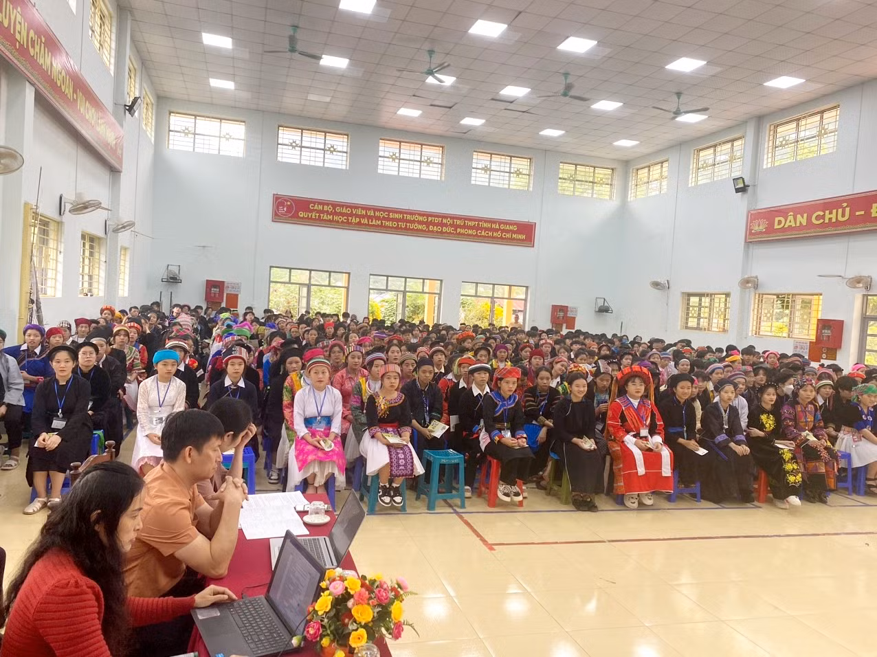 Giáo viên và học sinh Trường Phổ thông Dân tộc Nội trú THPT tỉnh Hà Giang chăm chú lắng nghe kiến thức về bệnh tan máu bẩm sinh. Giáo viên và học sinh Trường Phổ thông Dân tộc Nội trú THPT tỉnh Hà Giang chăm chú lắng nghe kiến thức về bệnh tan máu bẩm sinh.