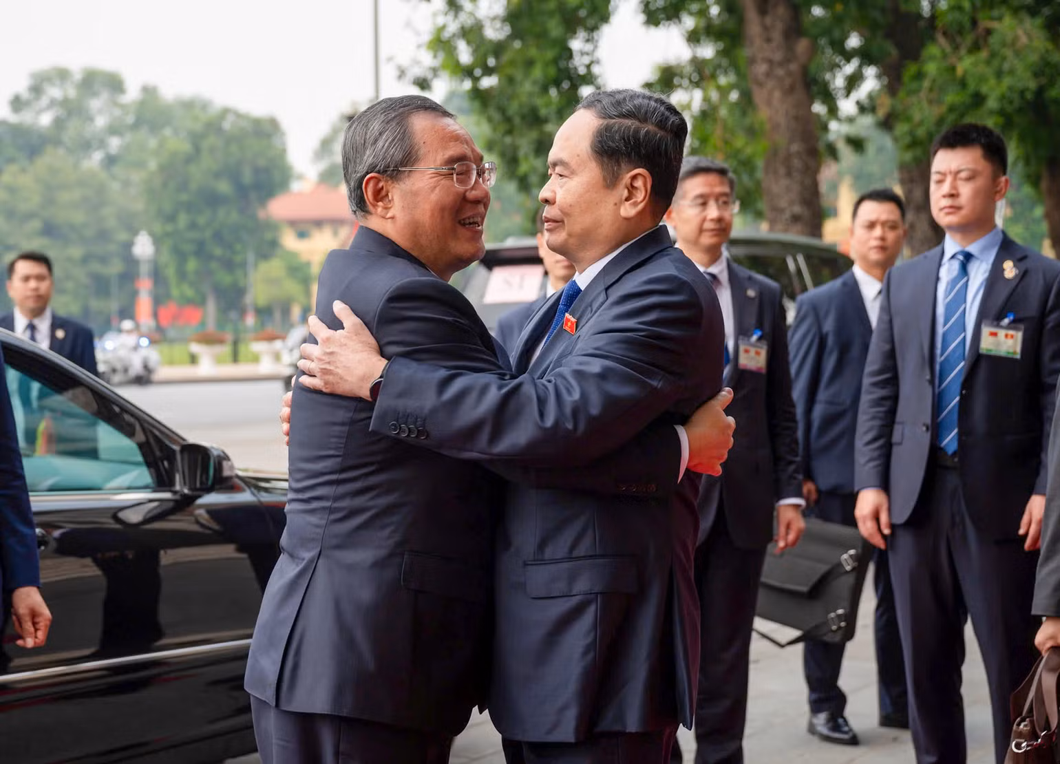 Chủ tịch Quốc hội Trần Thanh Mẫn vui mừng chào đón Thủ tướng Trung Quốc Lý Cường. (Ảnh: DUY LINH) Chủ tịch Quốc hội Trần Thanh Mẫn vui mừng chào đón Thủ tướng Trung Quốc Lý Cường. (Ảnh: DUY LINH)